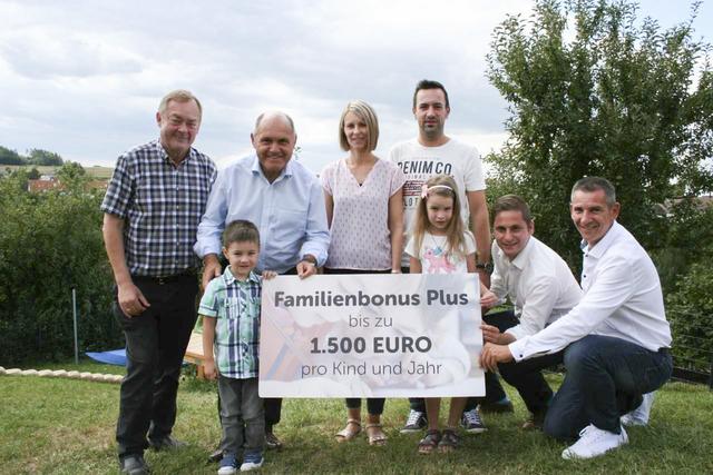 NR-Präsident Wolfgang Sobotka im Gespräch bei Familie Straßer: Die Eltern Kerstin und Andreas Straßer mit Tochter Alina und Sohn Matteo.
