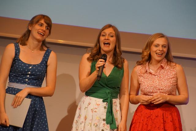 Das die Poxi- Sisters die Freude am Singen nicht verloren haben, erlebten die Festgäste der Preisverleihung im Festsaal der Raiffeisenbank hautnah. | Foto: Helmut Eder