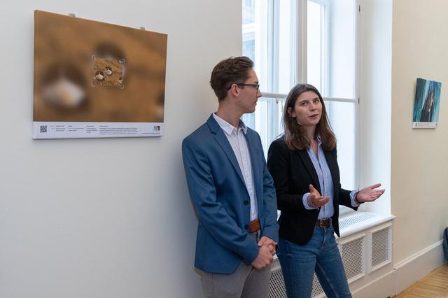 Das Präsentationsteam Marian Mitterstrasser und Anna Lammel stellte das Bild "Lotuseffekt auf Bergahornblatt" vor.