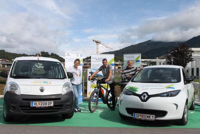 Die drei KEM-Manager Julia Tschabuschnig, Georg Oberzaucher und Hermann Florian der KEMs der Nockregion weisen auf die verschiedenen Mobilitätsangebote in der Aktionswoche vom 16. bis 22. September hin | Foto: KK