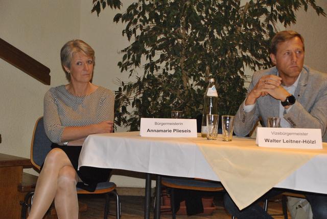 Nachdenklich verfolgten Bgm. Annamarie Plieseis und Vize-Bgm. Walter Leitner-Hölzl die Diskussion.