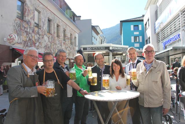 "Alles Gute zum Geburtstag Frischemarkt Landeck" auf weitere erfolgreiche Jahre! v.l. Siggi Geiger (Bgm. Zams, Wolfgang Jörg (Bgm. Landeck), Toni Prantauer (WK-Landeck), Thomas Weißkopf (Frischemarkt-Obmann), Peter Frank (Landwirtschaftskammer), Simone Zangerl (TVB),
Reinhold Mungenast (Volksbank Landeck) und Herbert Mayer