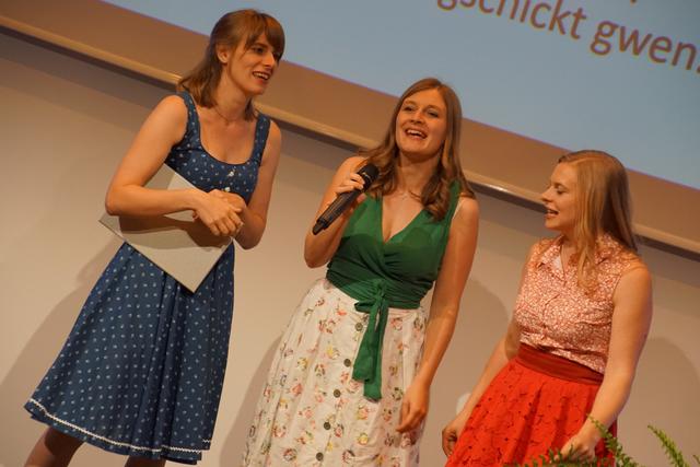 Mit dem Lied "Heeeee, mia ko vo Glick reden" bedankten sich die Poxi- Sisters für den Kulturpreis . | Foto: Helmut Eder