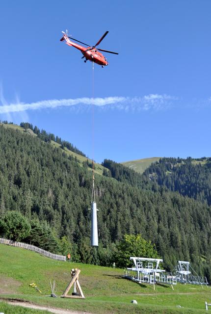 Ein "Puma"-Hubschrauber beföderte die schweren Anlagenteile an ihren Platz. | Foto: Zoom Tirol