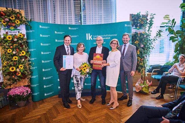 Landwirtschaftskammer NÖ-Präsident Johannes Schmuckenschlager, Wirtschaftskammer NÖ-Präsidentin Sonja Zwazl, Gemeinderat Peter Farcher, Landeshauptfrau Johanna Mikl-Leitner, Obmann der NÖ Gärtner Johannes Käfer (v.l.). | Foto: LK NÖ/Franz Gleiß