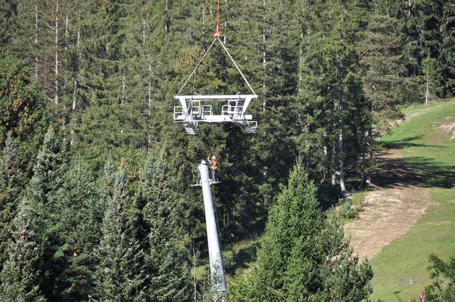 Das Aufstellen der neuen Masten erforderte viel Können. | Foto: Zoom Tirol