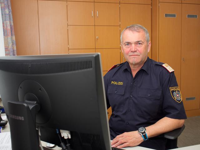 Franz Zumpf, Kommandant der PI Ternitz, kennt das Problem der "Geister-Radler".