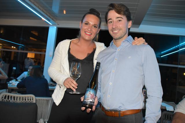 Denise und Gottfried Mittelbach mit dem "Team Challenge-Wein".  | Foto: Karin Zeiler