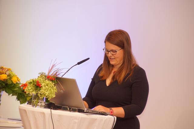 Stefanie Hinterleitner von der Katholischen Jugend Oberösterreich, Wegbegleiterin und Freundin der Poxrucker Sisters hielt eine sehr persönlich gehaltene Laudatio.  | Foto: Helmut Eder