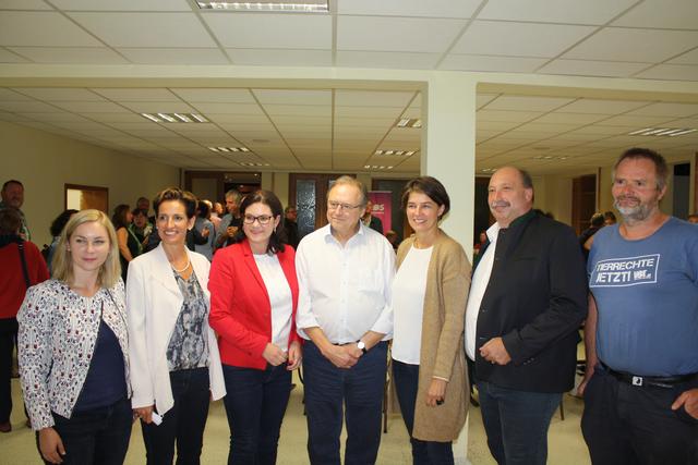 Von links nach rechts: Eva-Maria Himmelbauer (ÖVP), Indra Collini (NEOS), Melanie Erasim (SPÖ), Martin Stifter (Weinviertel Akademie, Moderation), Elisabeth Götze (Grüne), Michael Bernard (FPÖ), Martin Balluch (Liste JETZT)