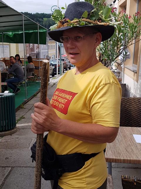 Am Mittwoch, 11. September um 10 Uhr vormittags,  startete die Wanderhexe Notburga Margarete Freudenschuß ihre Roas am Marktplatz in Haslach. Die Bezirksrundschau begleitet sie medial. | Foto: Silvia Nigl