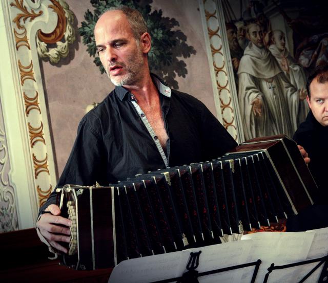 Marcelo Nisinman am Bandoneon begeisterte mit Tangokompositionen von Piazolla und aus eigener Feder.