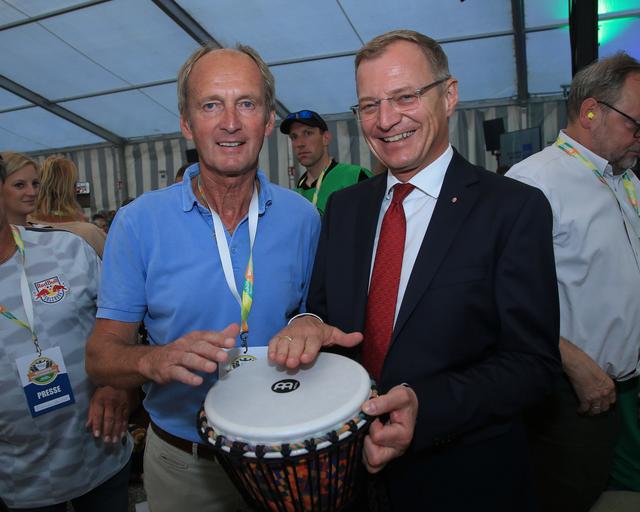 Trommelten mit: Landeshauptmann Thomas Stelzer und Bürgermeister Herbert Brunsteiner. | Foto: Helmut Klein