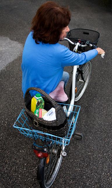 Radfahrer mit Einkaufskörbchen (Symbolfoto) müssen oft Rowdys ausweichen, die als Geister-Radler unterwegs sind.