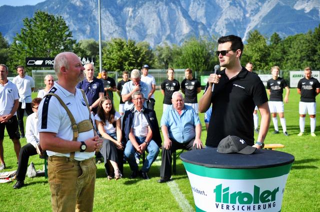 SV-Götzens-Obmann Armin Singer (li.) und PROLICHT-Marketing-Chef Markus Kirchmair freuen sich über die Zusammenarbeit.