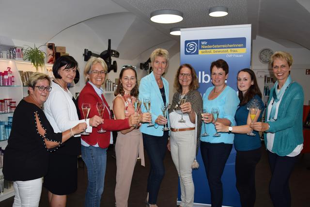 Dorothea Renner, Andrea Wiesmüller, Petra Bohuslav, Doris Berger-Grabner, Martina Diesner-Wais, Regina Kaltenbrunner, Andrea Wagner, Anna Haghofer und Belinda Kalab.