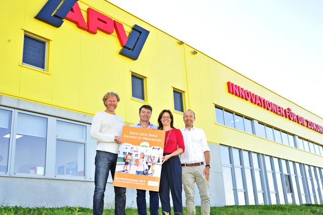 Das Team der APV Geschäftsführung (Markus Alschner, Ing. Jürgen Schöls, Birgit Schöls.) präsentieren gemeinsam mit Mag. Roland Surböck (Geschäftsführer jobwald.at) den Karrierekompass Waldviertel 2019.