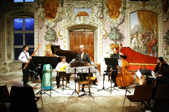 Die 6. Obertöne Kammermusiktage begeisterten zahlreiche Besucher im Bernardisaal im Stift Stams. Das Ensemble führte an vier Abenden durch eine musikalische Zeitreise der letzten Jahrhunderte. Barock bis zeitgenössisch gestaltete sich das anspruchsvolle Programm.