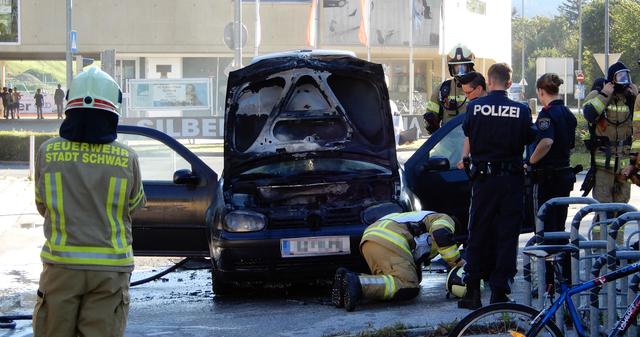 Im Motorraum des Fahrzeuges entstand ein Brand