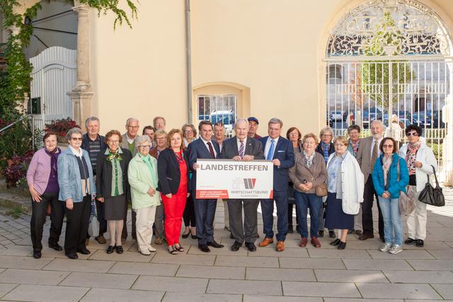 Bei der Landeswallfahrt der Wirtschaftsbund Silberlöwen: WBNÖ-Direktor Harald Servus, Wirtschaftsbund Landesgruppen-Obmann Wolfgang Ecker, Silberlöwen-Landesvorsitzender Harald Görig mit Herbert Lindner, Olga Lindner, Brigitta Suchy, Adolf Zuwach, Maria Zuwach, Hans Dangl, Elisabeth Reif, Irma Litschauer, Ilse Schulz, Traude Pfeiffer, Helmut Strobl, Maria Strobl, Brigitte Müllner, Irmtraud Müssauer, Gerlinde Jachs, Walter Kainz, Franz Pichler, Erna Pichler, Karl Maier, Christa Maier, Elisabeth Schrenk.