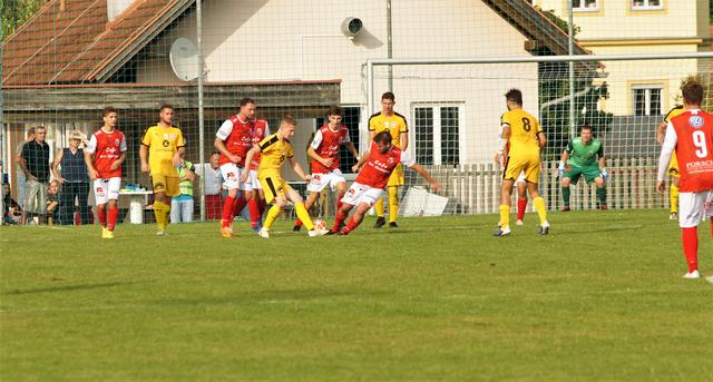 In einem spannenden Derby zwischen St. Nikolai und St. Andrä gibt es zwar acht Tore aber keinen Sieger. (C) Martin Löscher