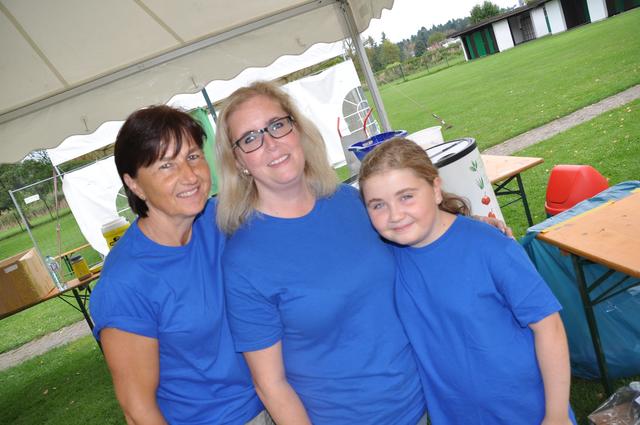 Hildegard Aubich mit Marianne und Fabienne Paulak | Foto: Christopher Polesnig