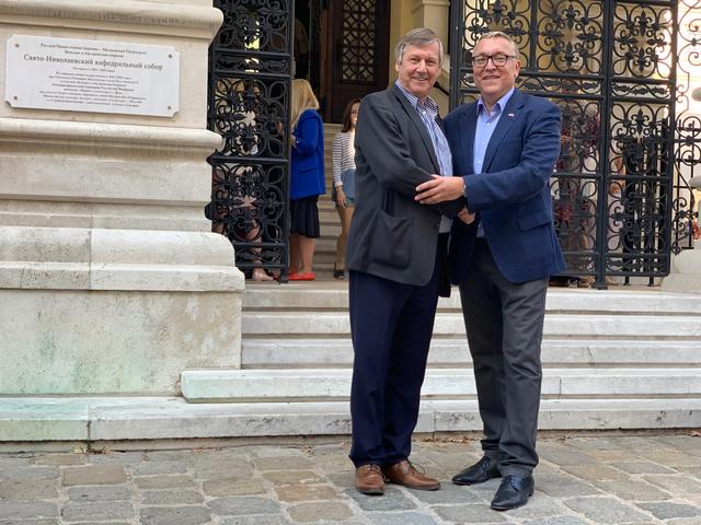 Von links: Den Bezirksvorsteher Erich Hohenberger (SPÖ) und den russischen Botschafter in Wien, Dmitrij Ljubinskij, verbindet eine tiefe Freundschaft.
