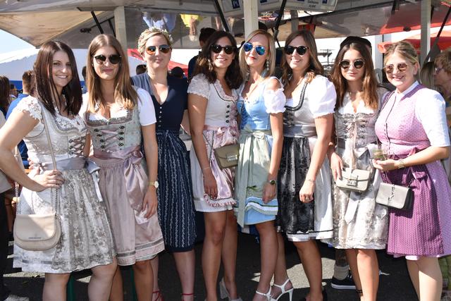 Fesch im Dirndl präsentierten sich die Mädels am Kirtag.