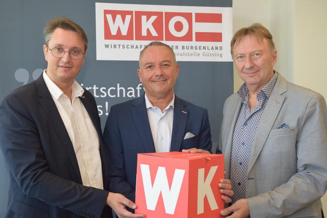 Thomas Novoszel, Klaus Sagmeister und Wolfgang Ivancsics von der WKO läuten die Betriebstour ein.