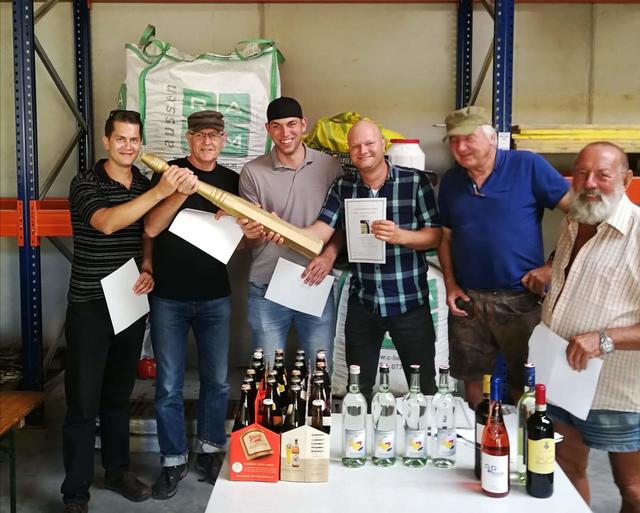 Siegermannschaft: Die Knollis, Markus Knoll, Käptn Erich Knoll, Dominik Leithäusl, Andi Knoll, Turnierleitung Franz Stöttinger und Franky Schopf