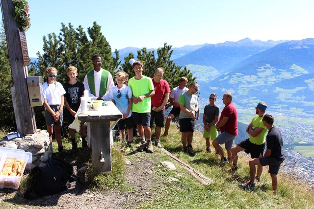 Pfarrer Martin Chukwu mit den Ministranten