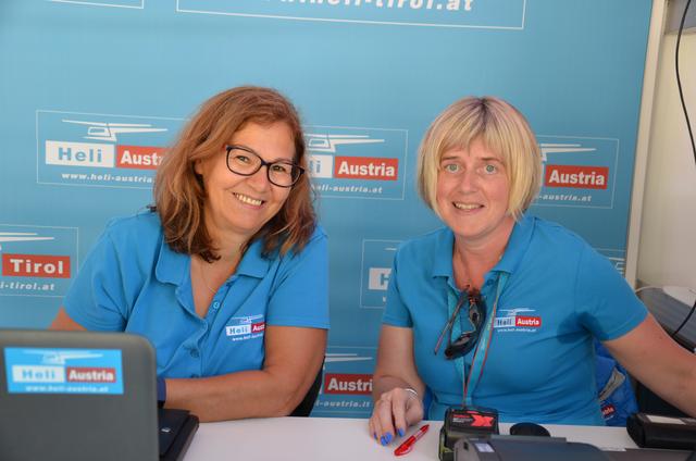 Bei Dorli und Anita (v.li.) konnten die Tickets für den Helikopterflug erstanden werden. 