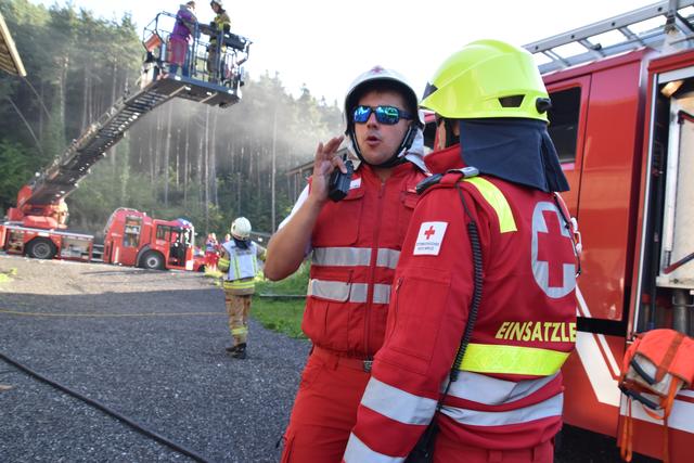 Erdbeben erschütterte Telfs, in der Südtiroler Siedlung musste wieder Ordnung ins Chaos gebracht werden, damit die Verletzten geborgen und versorgt werden konnten.