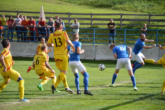 Mauterndorf (in Blau) dominierte das Lungauer Derby klar.