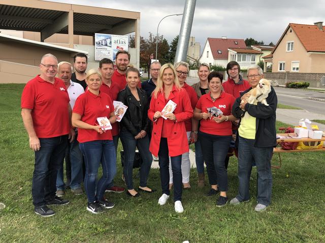 Im heißen Wahlkampf: Petra Vorderwinkler mit ihrem Team im Bezirk Wiener Neustadt.