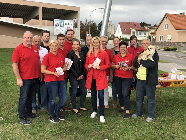 Im heißen Wahlkampf: Petra Vorderwinkler mit ihrem Team im Bezirk Wiener Neustadt. | Foto: SPÖ