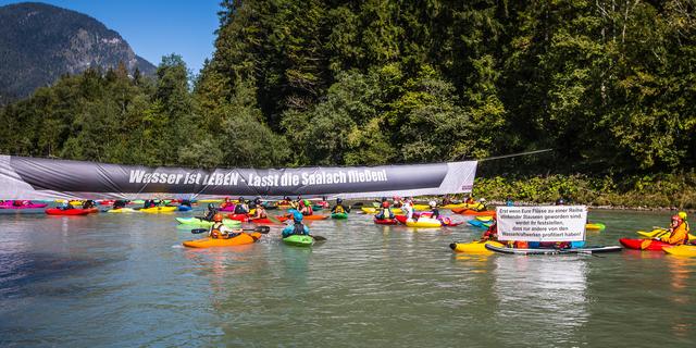 An die 300 Wassersportler demonstrierten an der Saalach gegen das geplante Wasserkrafterk