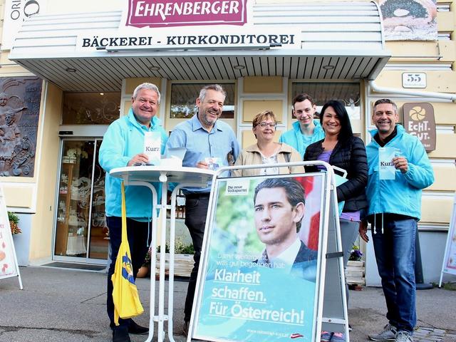 Die beiden Damen freuten sich über die Kaffee-Einladung von NRW-Kandidat Werner Groiß (2.v.l.), flankiert von Bezirksgeschäftsführer Herbert Gschweidl, seinem Assistenten Jakob Waltenberger und Gemeindeparteiobmann Güss Wieland (v.l.).