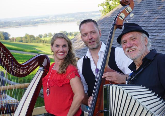 "Wahnsinn, is des schee!" Geli Huber, Tobias Andrelang und Otto Göttler waren von der Kulisse rund um das Brechelbad in Seeham begeistert.