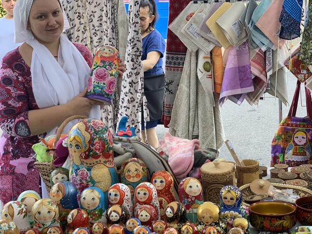 An den Ständen wurde allerlei an russischen Waren geboten.