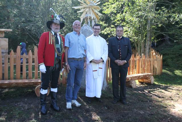 Am Friedensteich: Schützenobmann Reinhold Auer, ehem. VS-Direktor Norbert Geir, Pfarrer Ioan Budulai und Bgm. Vinzenz Eller