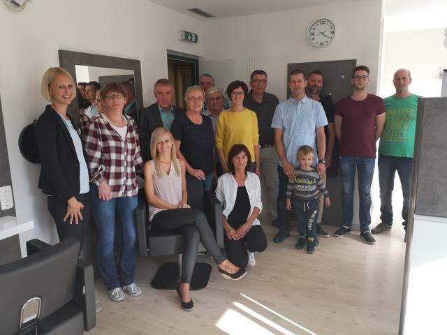 Bei der Eröffnung des Friseurstudios: Bernadette Kitzler, Martina Sitz, Marion Weixelbaum, Edmund Kitzler, Eva Mörzinger, Rudolf Stöger, Helmut Leutgeb, Monika Gattringer, Gabi Füxl, Wolfgang Mörzinger, Hartwig und Christian Lassl, Lukas Gattringer und Robert Gattringer