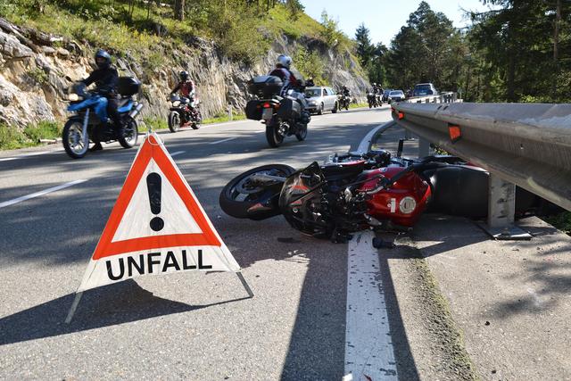 Der 64-Jährige wollte einem Pkw ausweichen und ist dabei gestürzt.