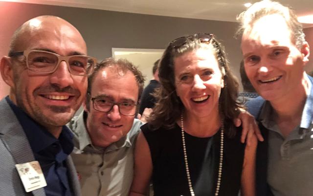 Zeigen sich zufrieden und genießen den Abend.
v.l.n.r. Enrico Maggi BNI Tirol, Carlo Chiavistrelli Hanel Ingenieure, Martina Egger Kraftquelle Kitzbühel, Dr. Uwe Pölzl TETA® - Die innovative Führungspersönlichkeit.