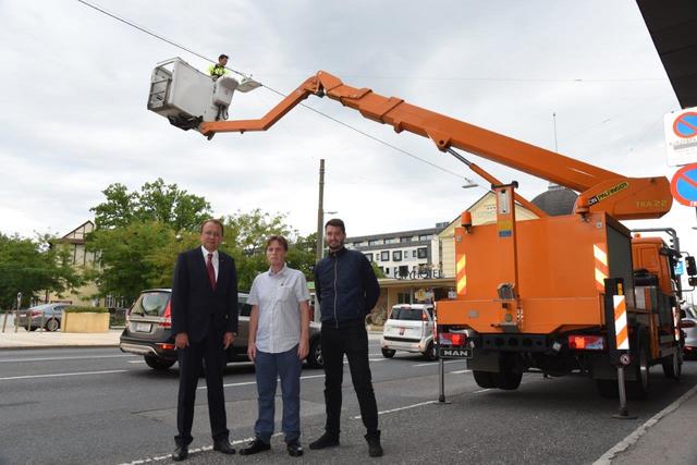 Bgm. Matthias Stadler, Jörg Günthör und Thomas Angerer bei Auswechslungsarbeiten der Straßenbeleuchtung am Schießstattring. | Foto: Vorlaufer