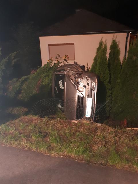 Am Einsatzort angekommen fanden die Einsatzkräfte das Auto auf der Beifahrerseite liegend vor.