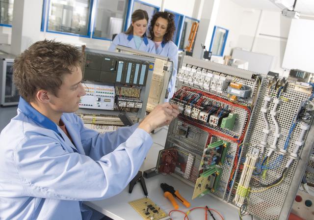 "Eine gute technische Infrastruktur und die Möglichkeit, neue Techniken in den Arbeitsprozess einzubinden, sind oft ausschlaggebende Faktoren, wenn sich die Generation Z zwischen gleichwertigen Jobangeboten entscheiden muss", sagt Gerlinde Braumiller.