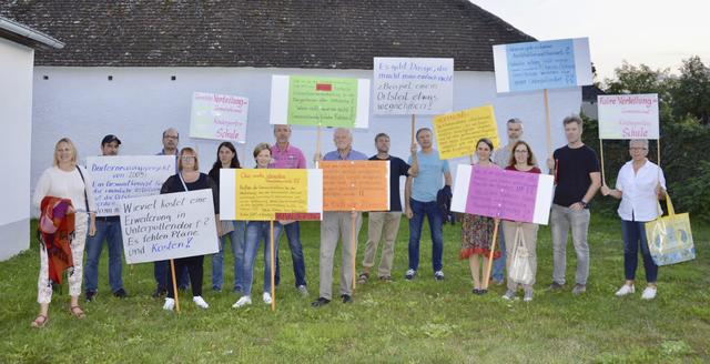 Die Unterpullendorfer protestieren mit Plakaten gegen die Campuslösung. Sie wollen ihre Schule behalten.