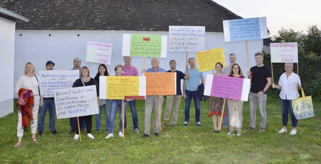 Die Unterpullendorfer protestieren mit Plakaten gegen die Campuslösung. Sie wollen ihre Schule behalten. | Foto: Schreiner