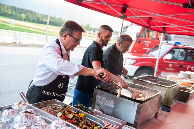 LH Günther Platter am Großgrill mit dem Bichlers-Catering-Team.
